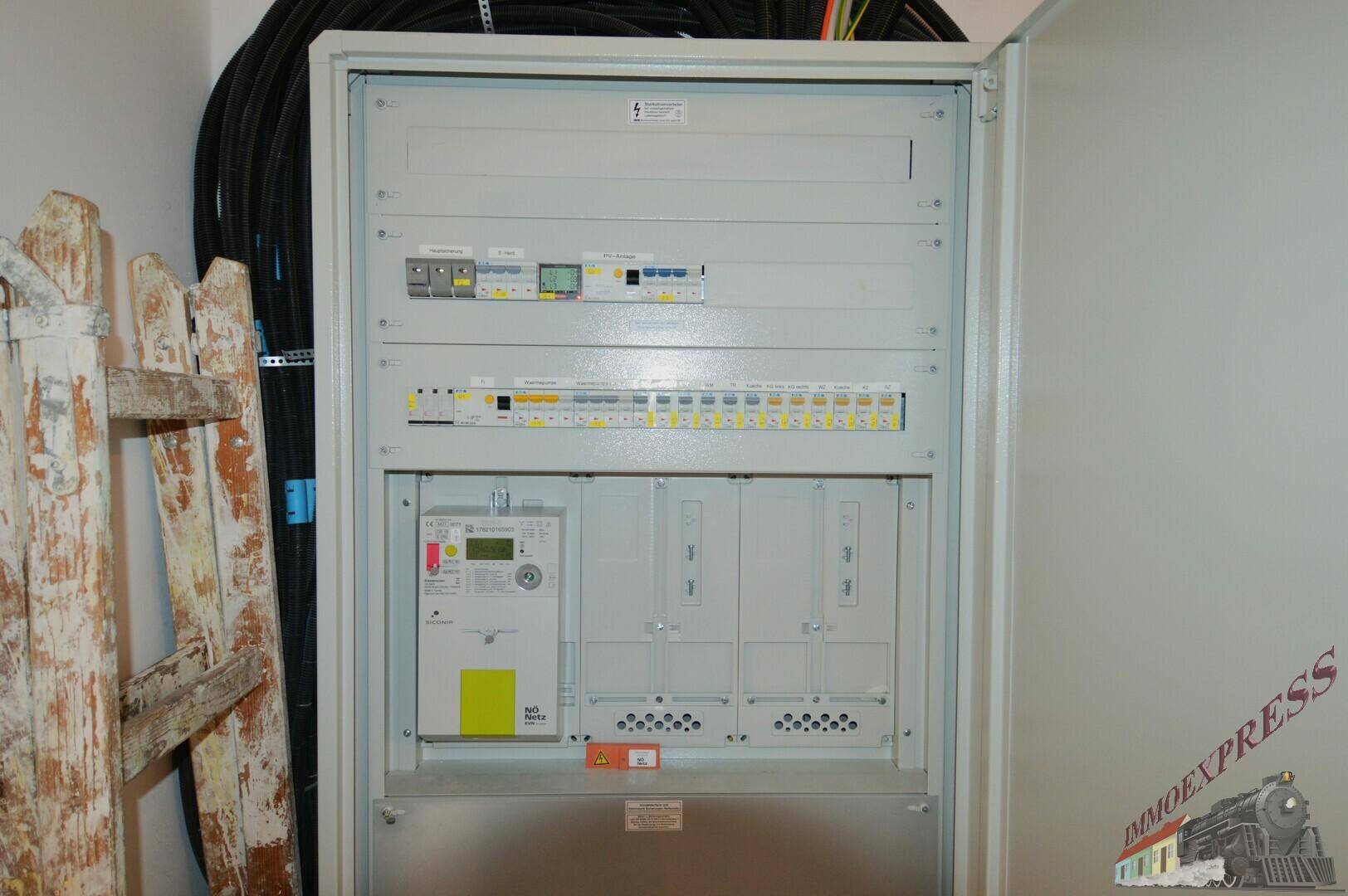 Moderner Sicherungskasten und elektrische Hauptverteilung des Gebäudes im Technikraum.