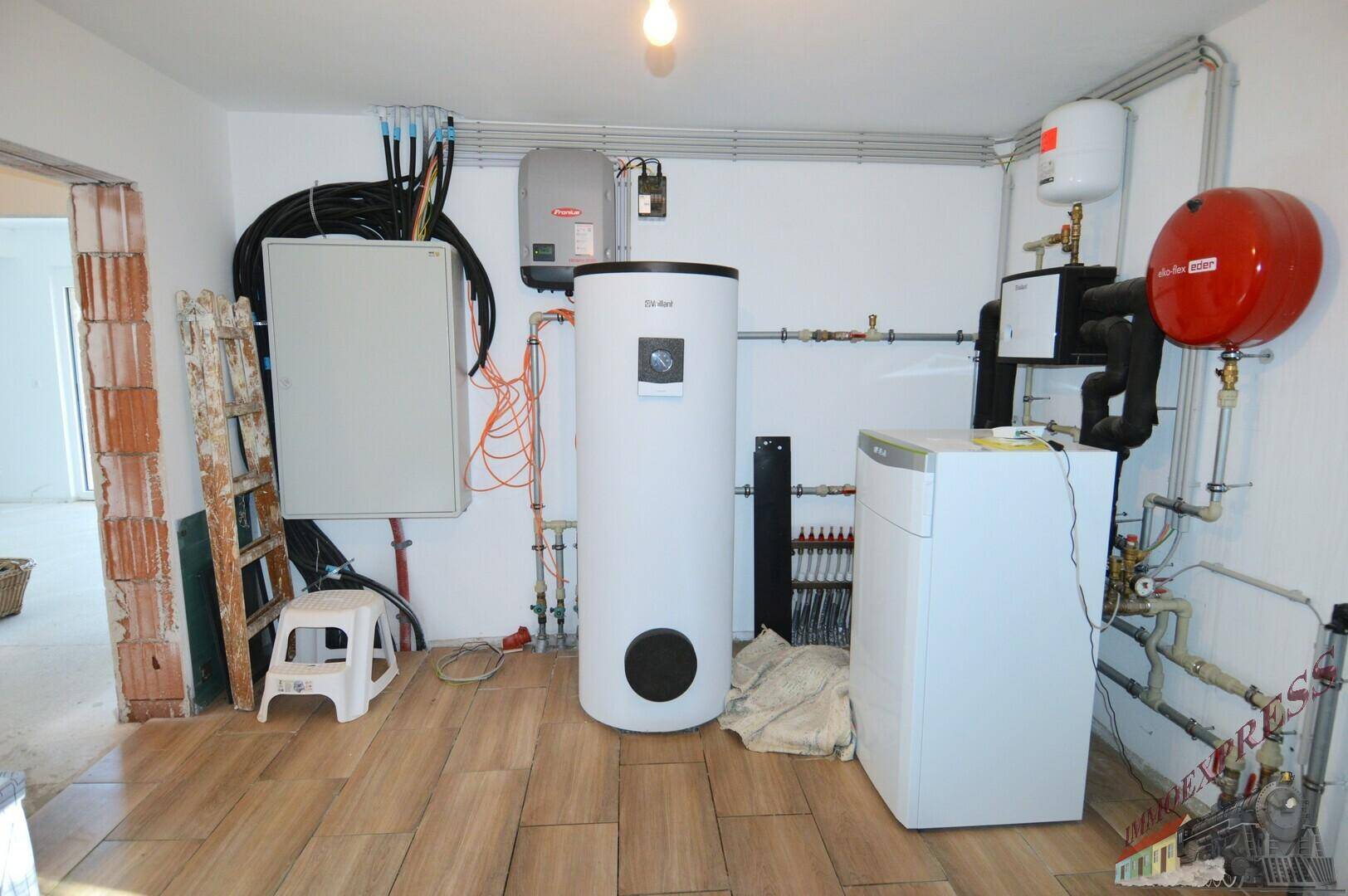 Technikraum im Keller mit moderner Heizungsanlage und elektrischer Verteilung.