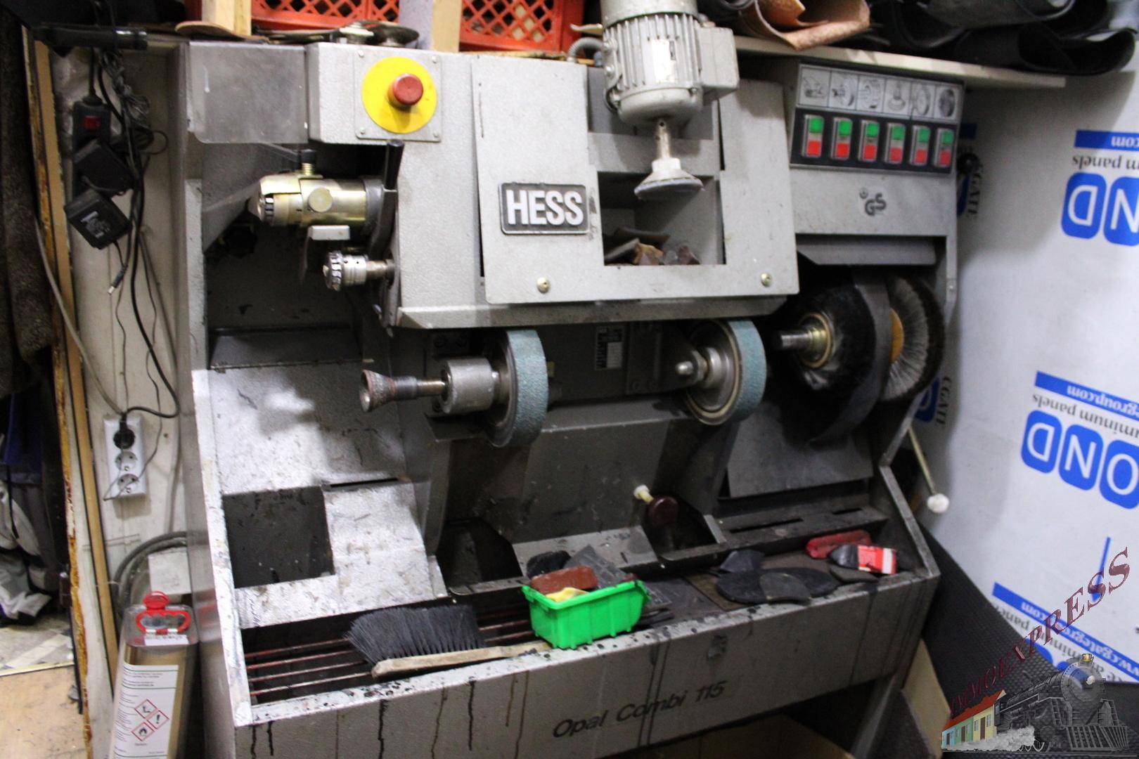 Eine Schuhputz- und Reparaturmaschine der Marke HESS in einem Werkstattraum mit Bürsten und Zubehör.