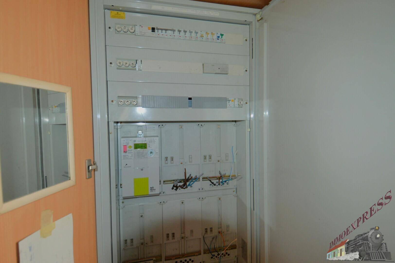 Nahaufnahme eines modernen Sicherungskastens und der elektrischen Hauptverteilung.