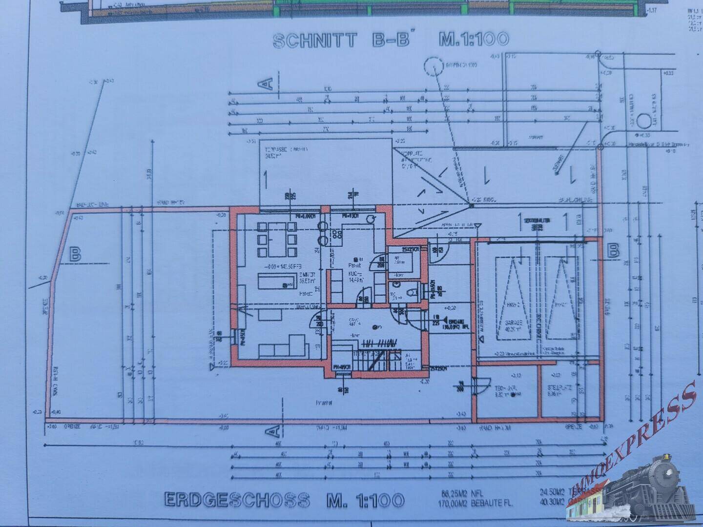 Grundriss des Erdgeschosses mit Wohnbereich, Küche und Zugang zur Terrasse.