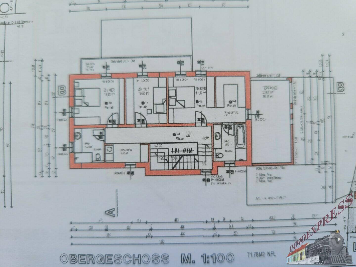 Grundriss des Obergeschosses mit Schlafzimmern, Bädern und Balkonzugang.