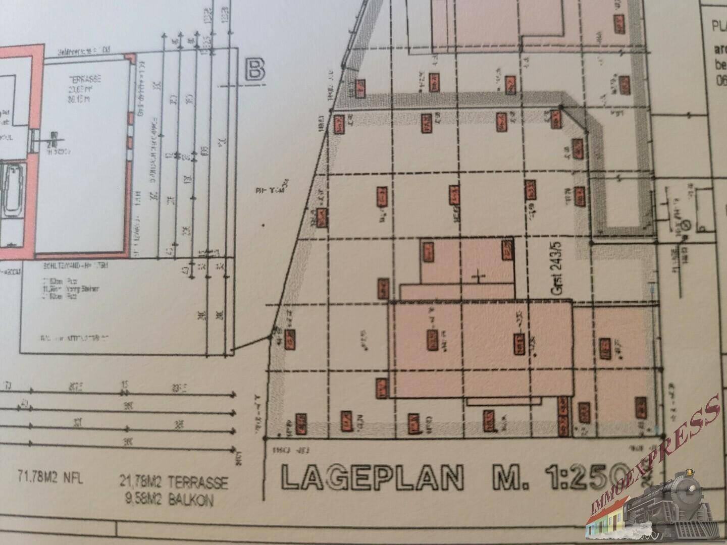 Lageplan des Grundstücks mit eingezeichneter Bebauung, Terrasse und Balkonflächen.