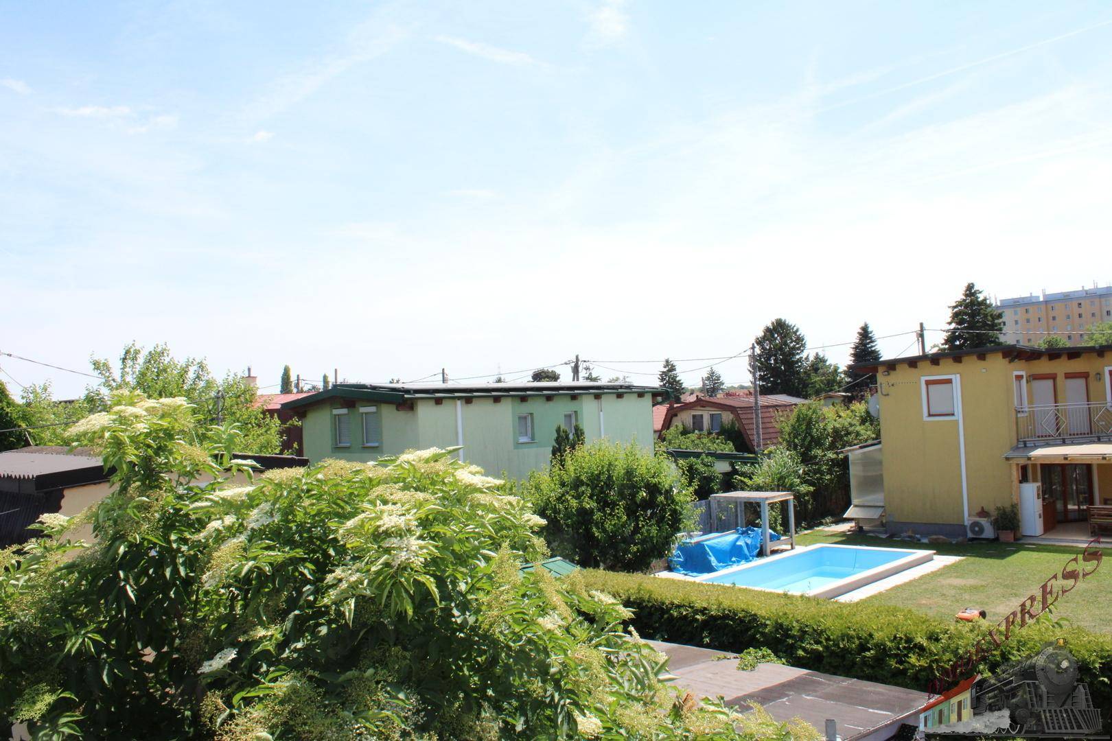 Panoramablick über die Nachbarschaft mit einem sichtbaren Pool in einem der Gärten.