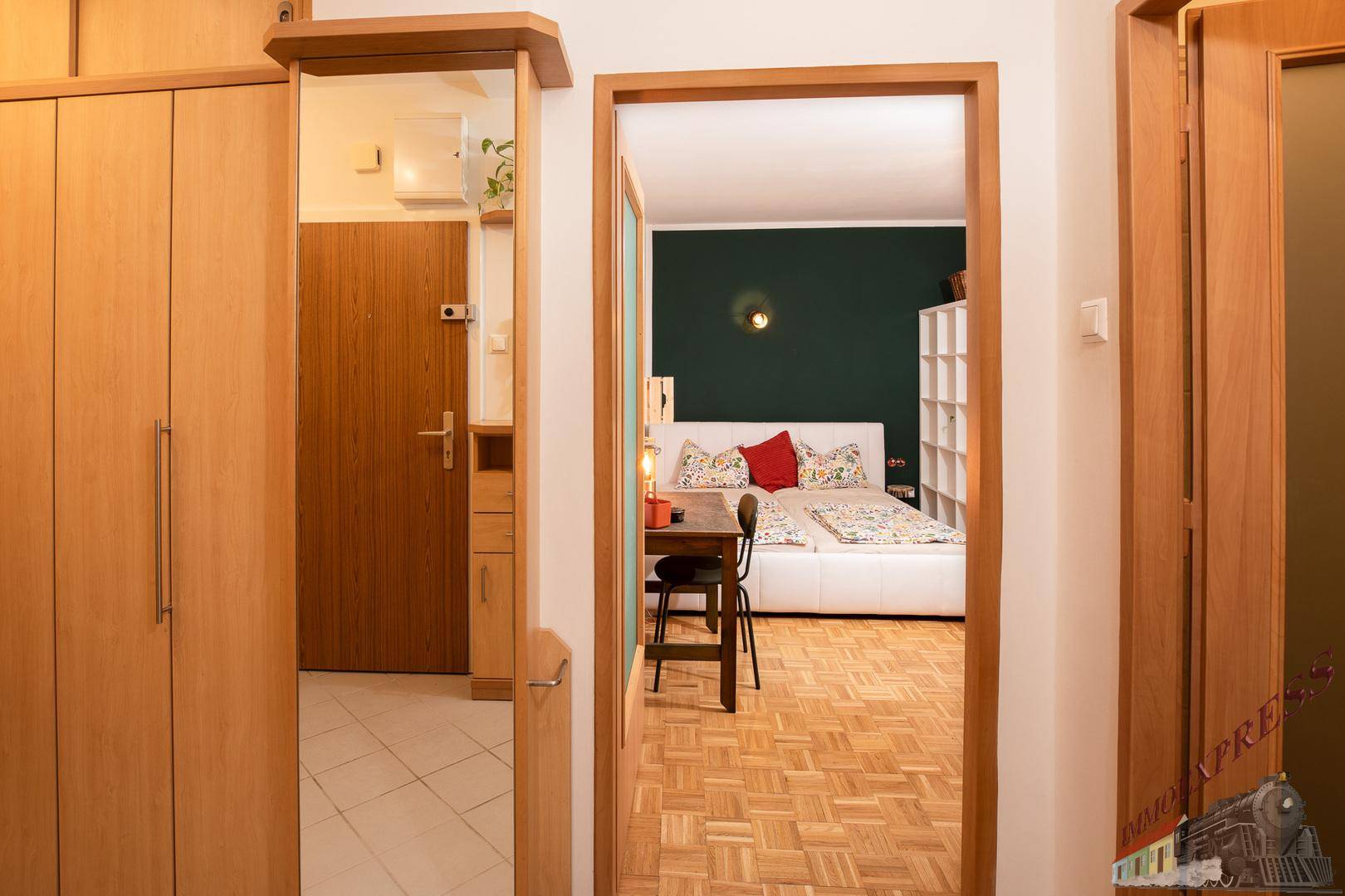 Flur mit Holztüren und Blick in das angrenzende Schlafzimmer.