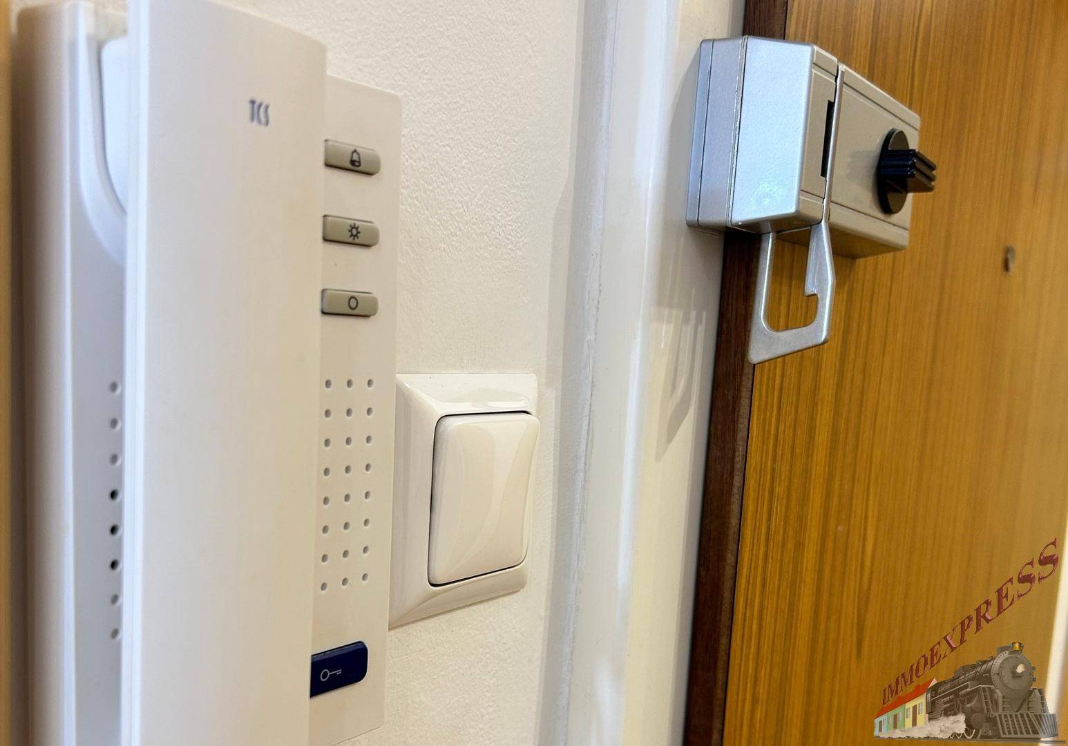 Gegensprechanlage und Sicherheitsschloss an der Eingangstür der Wohnung.