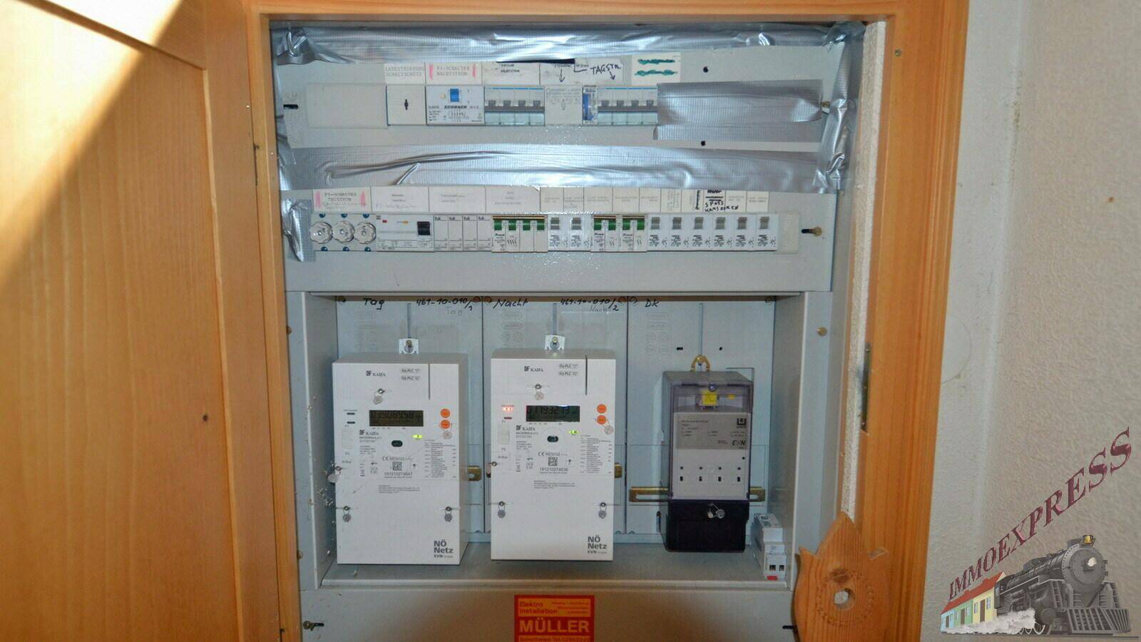 Elektrischer Sicherungskasten und Stromzähler in einem funktionalen Hauswirtschaftsraum.
