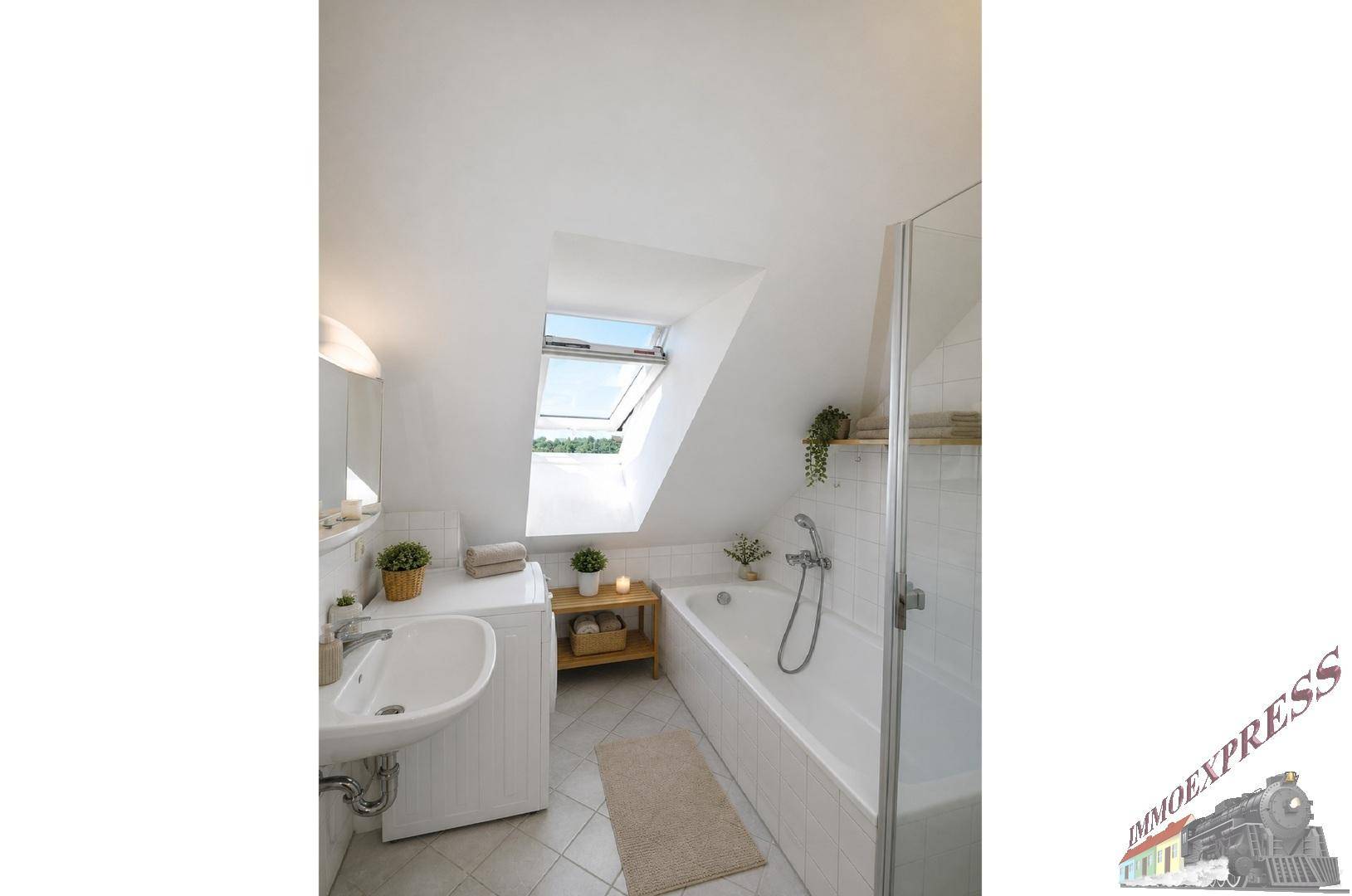 Helles Badezimmer mit Badewanne, Dusche, Waschbecken und einem Dachfenster für Tageslicht.