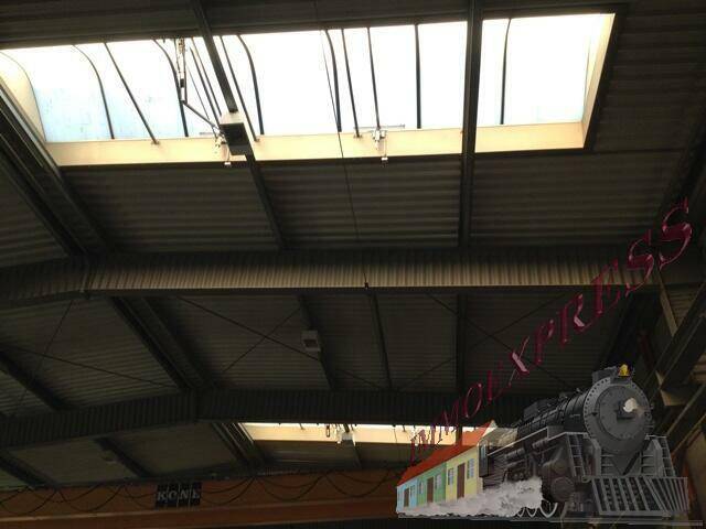 Hohe Decke einer Werkstatthalle mit Oberlichtern, die viel natürliches Licht hereinlassen und die Halle erhellen.