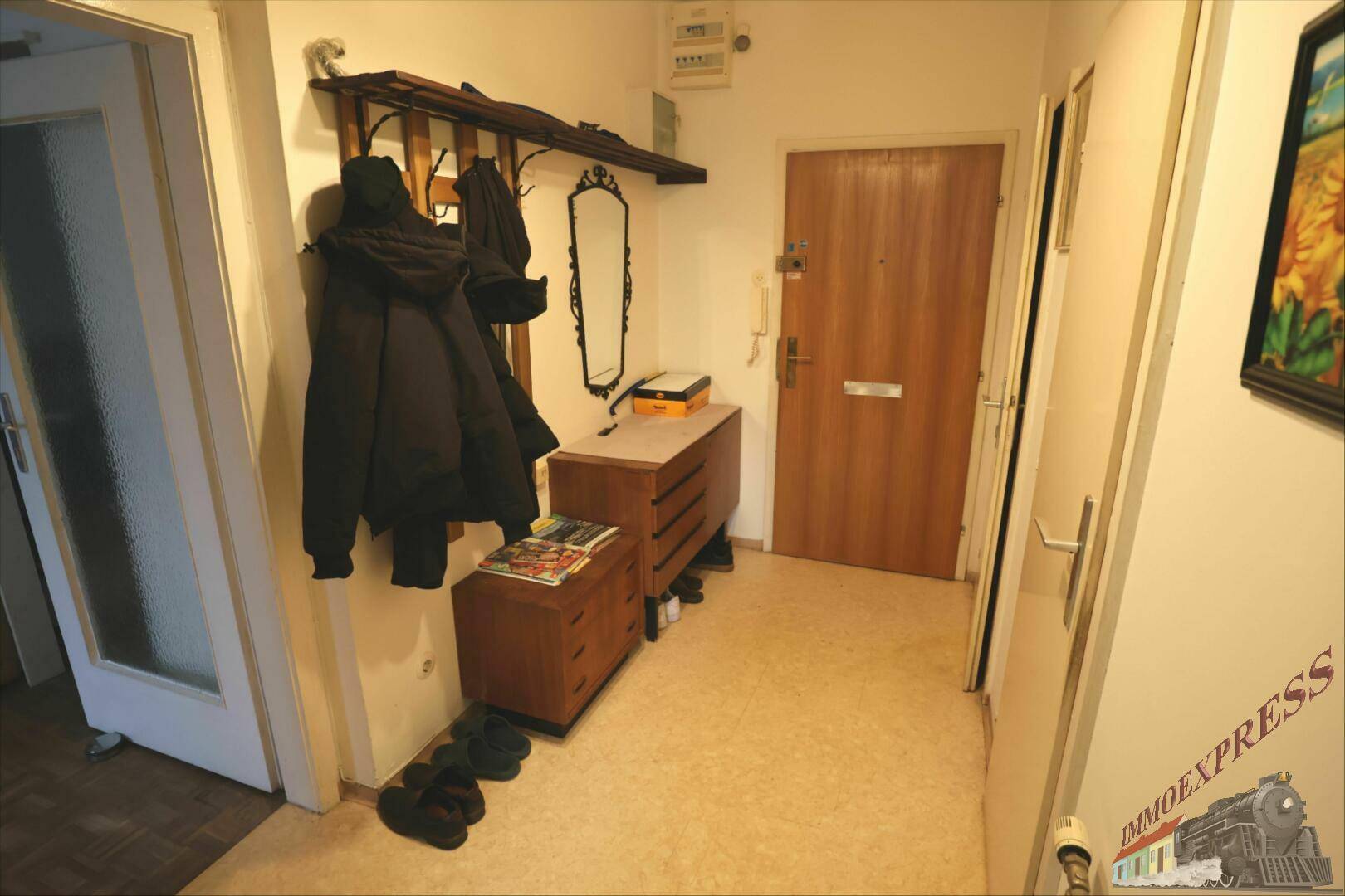 Eingangsbereich mit Garderobe, Spiegel und Kommode, bietet Platz für Schuhe und Mäntel.