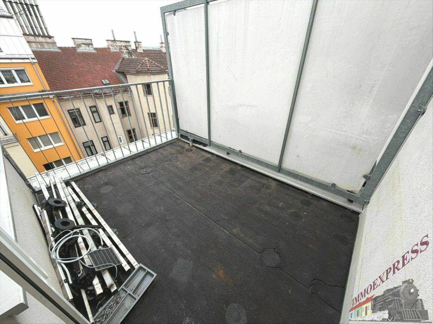 Außenbereich mit Metallgeländer und undurchsichtigen Seitenwänden, ideal für private Momente.