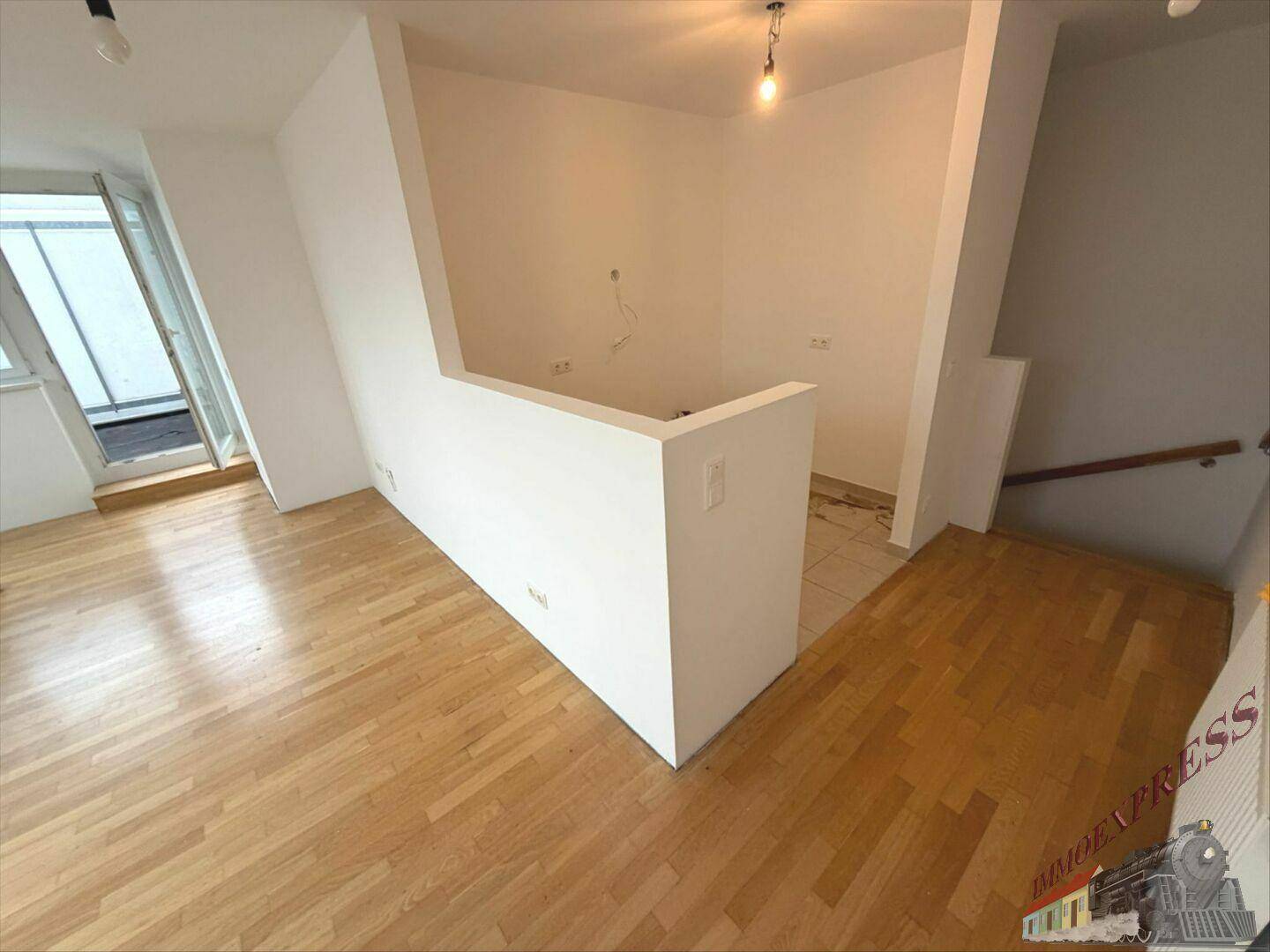 Bereich mit Fliesenboden und Anschlüssen, ideal für eine zukünftige Küche oder einen Hauswirtschaftsraum.