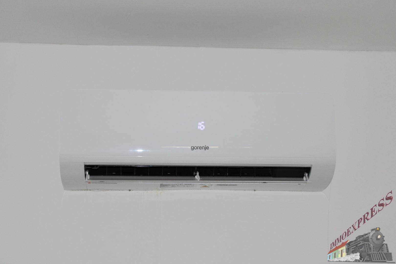 Nahaufnahme einer modernen Klimaanlage an einer weißen Wand für angenehmes Raumklima.