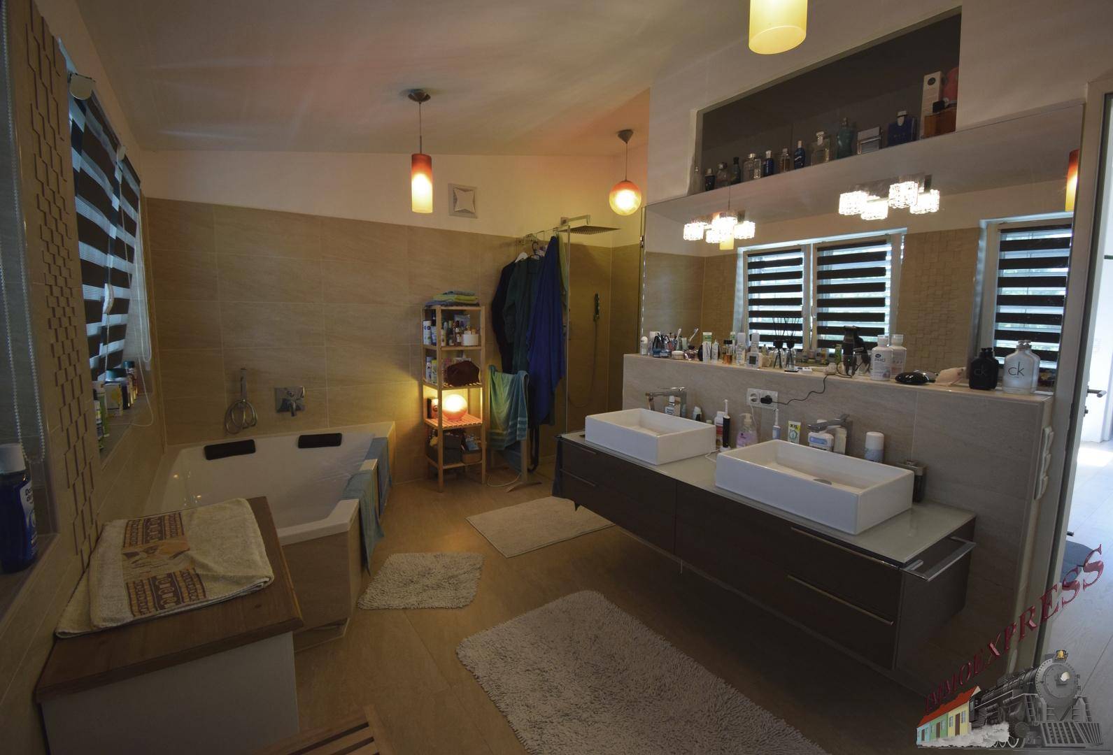 Modernes Badezimmer mit Doppelwaschbecken, Badewanne und separater Dusche.