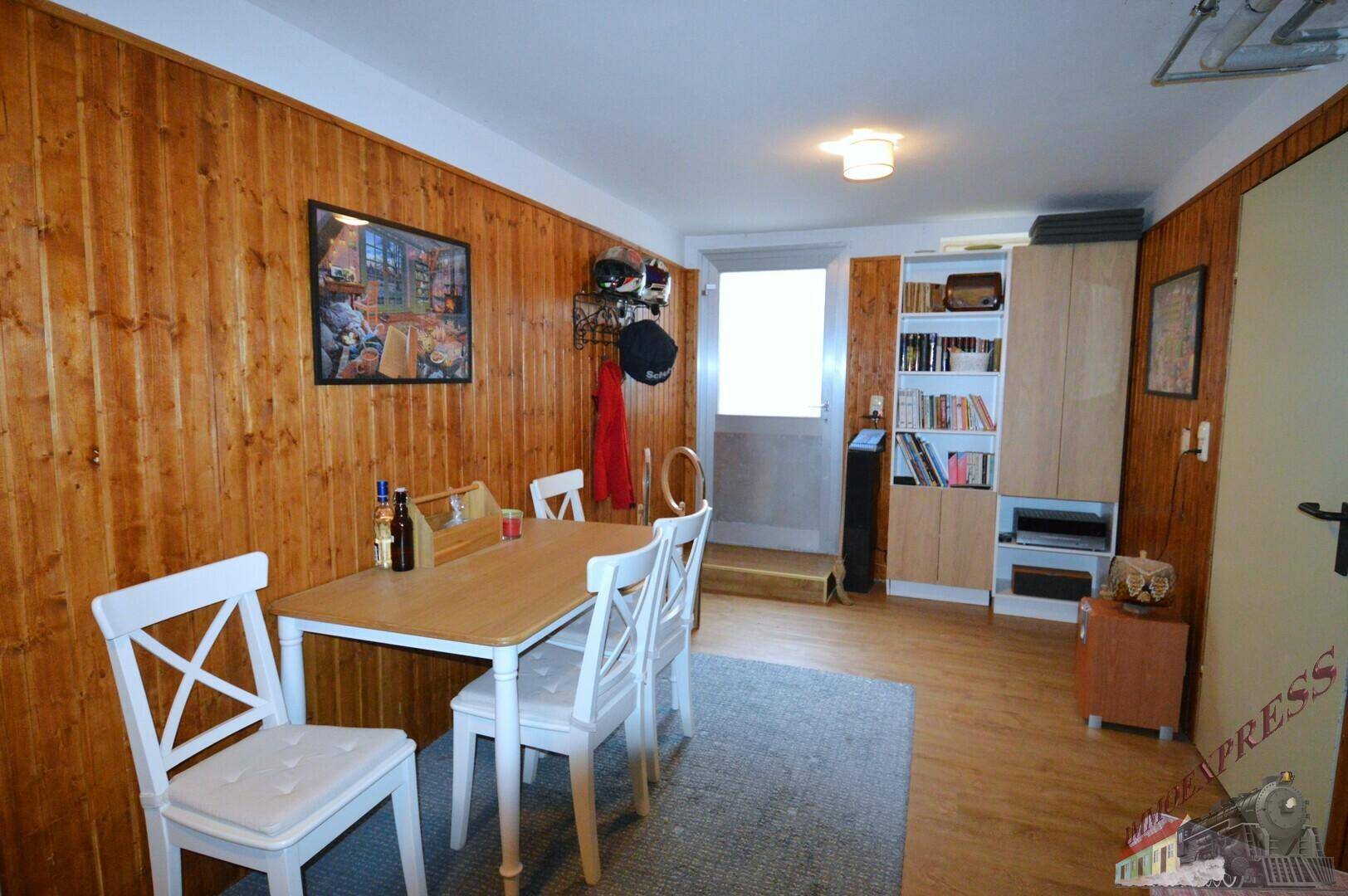 Rustikaler Essbereich mit Holztäfelung und Esstisch, ideal für gemütliche Mahlzeiten.
