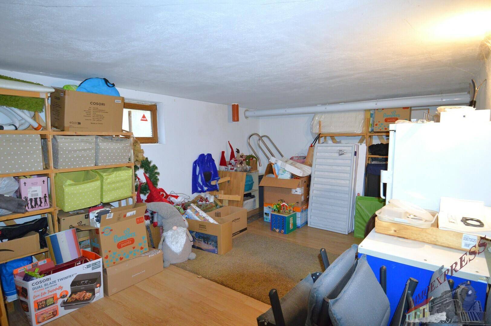 Kellerraum mit Regalen und verschiedenen Lagergegenständen.