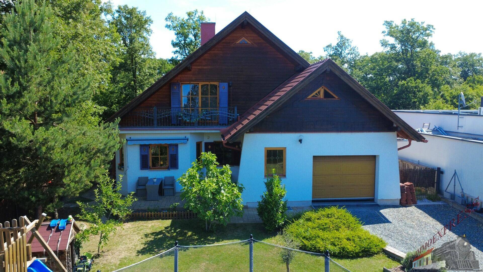 Attraktives Einfamilienhaus mit Satteldach, Garage und großem Garten.