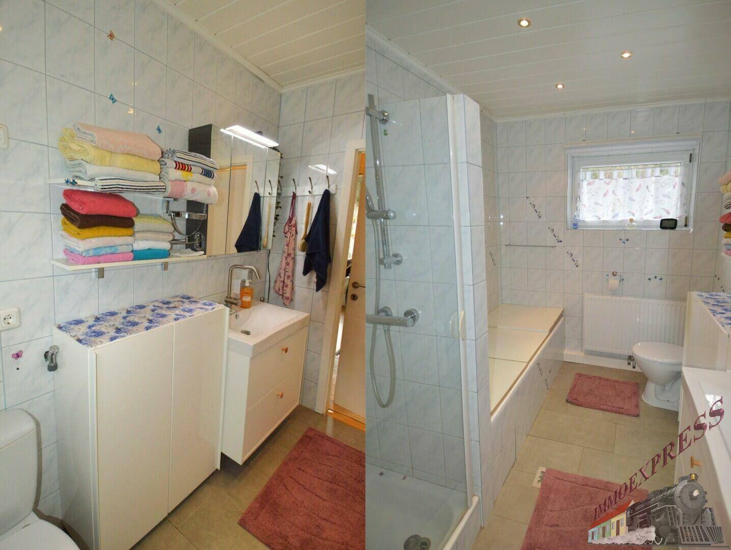 Helles Badezimmer mit Dusche, WC, Waschbecken und hellblauen Fliesen.