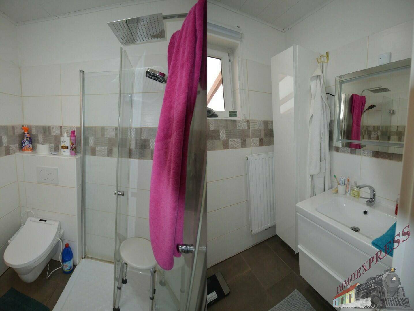 Modernes Badezimmer mit ebenerdiger Dusche, Waschbecken und Fenster.