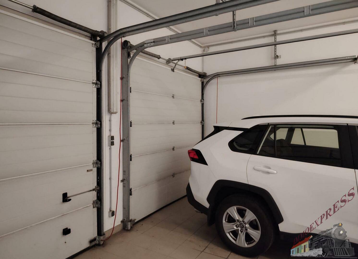 Geräumige Garage mit Sektionaltor, bietet sicheren Stellplatz für ein Fahrzeug.