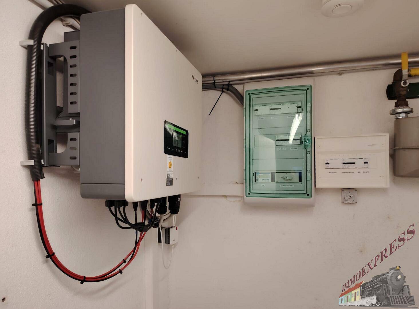 Technikraum mit Wechselrichter und Sicherungskästen für die elektrische Versorgung des Hauses.
