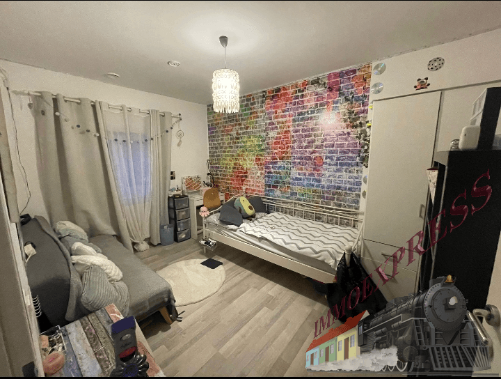 Helles Kinderzimmer mit zwei Betten, Schrank und farbenfroher Ziegelwand-Tapete.