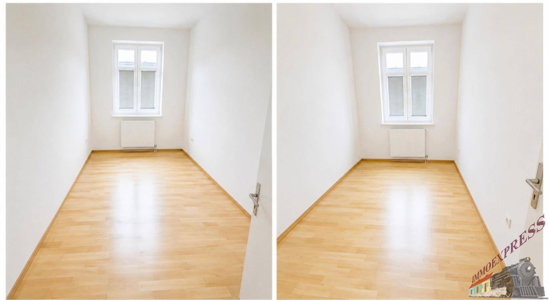 Helles Schlafzimmer mit einem Fenster, weißen Wänden und hellem Holzparkettboden.