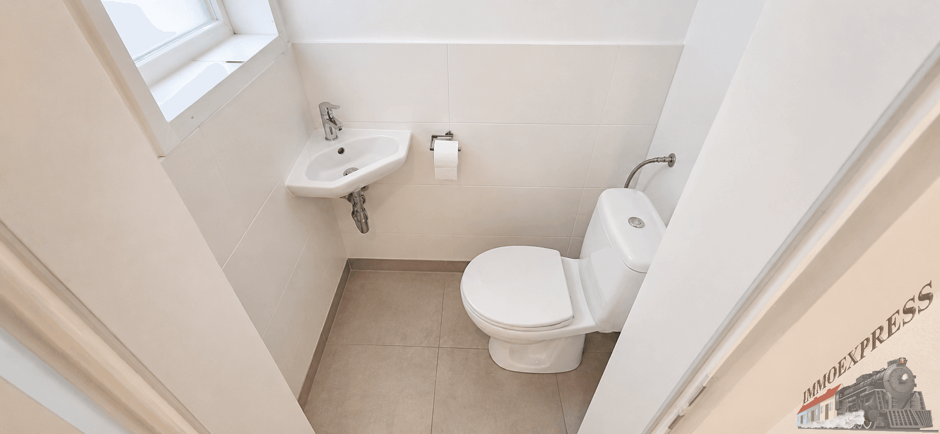 Kleines Gäste-WC mit Toilette, Waschbecken und einem Fenster für natürliche Belüftung.