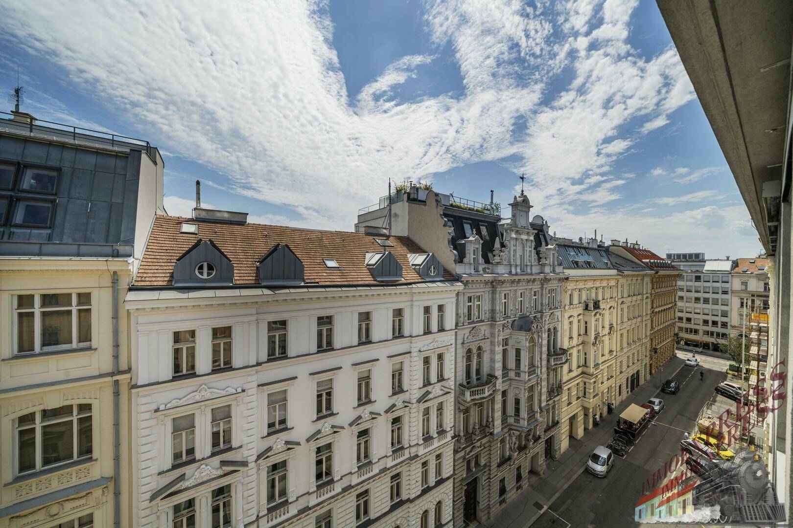 Panoramablick vom Balkon über die Dächer und die historische Architektur der Stadt.