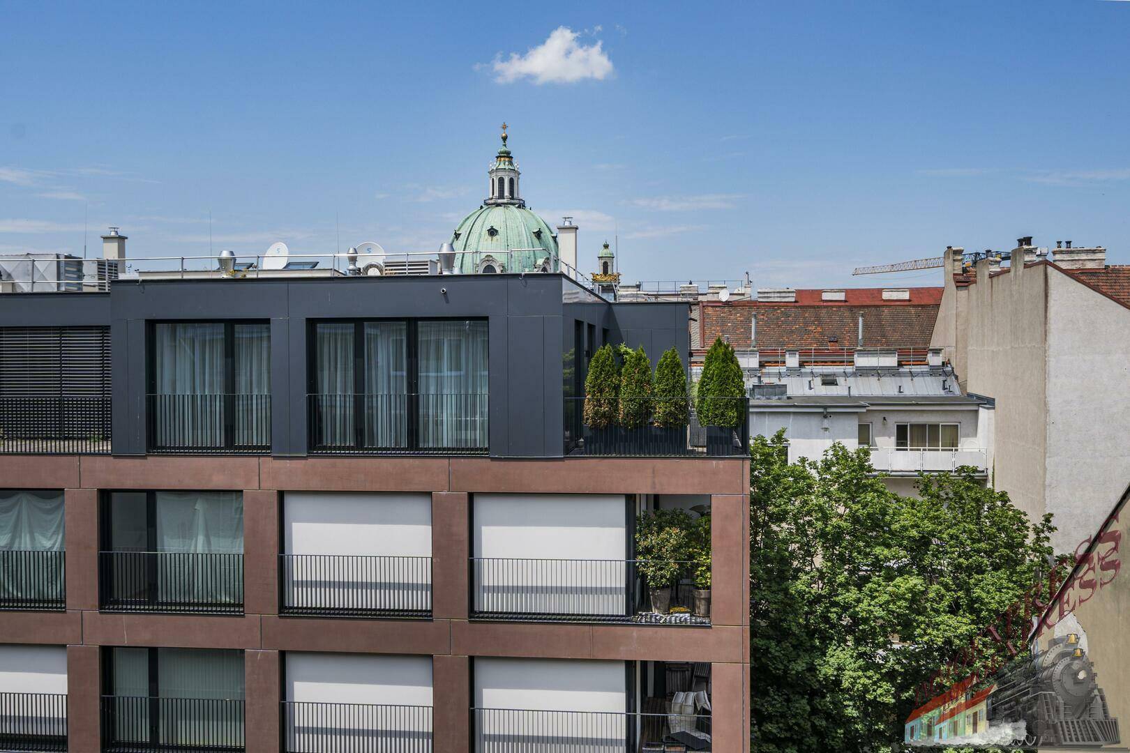 Ansicht eines modernen Gebäudes mit Dachterrasse und Blick auf eine historische Kuppel.