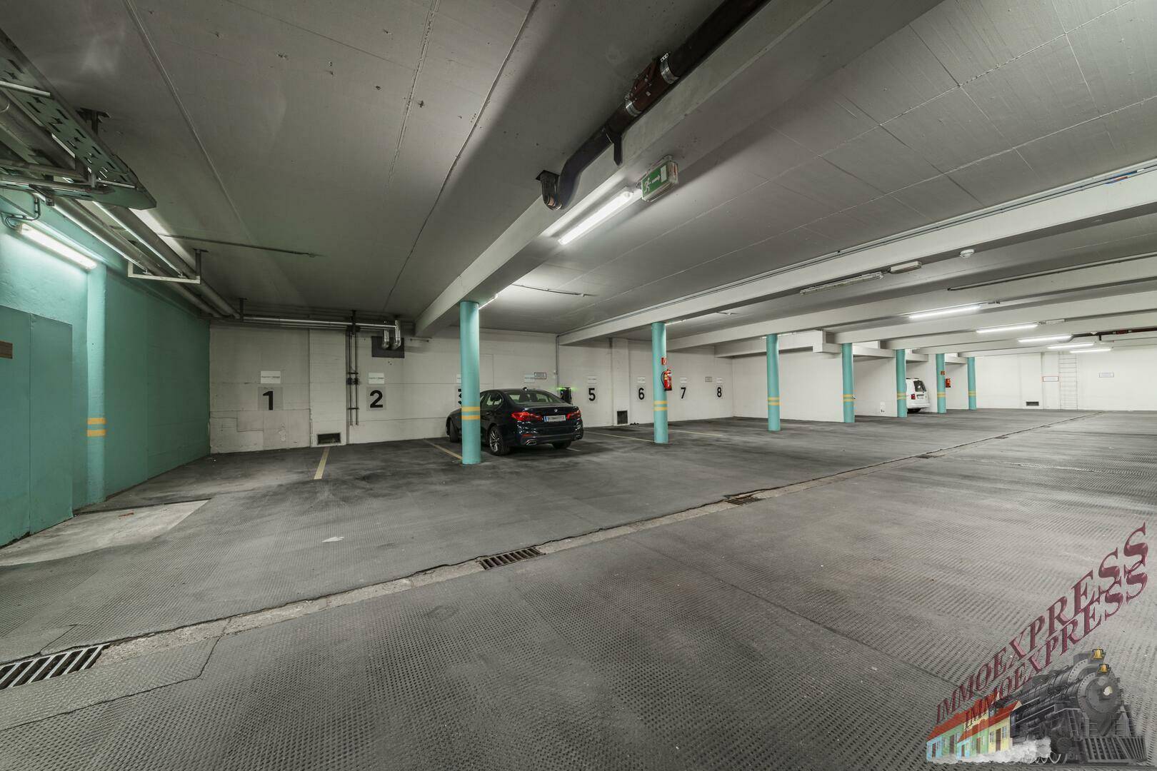Geräumige Tiefgarage mit markierten Stellplätzen und guter Beleuchtung.