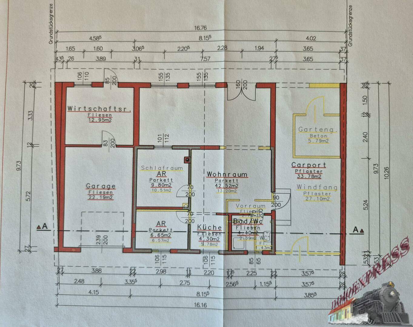 Detaillierter Grundriss des Erdgeschosses mit verschiedenen Räumen wie Küche, Wohnraum und Garage.