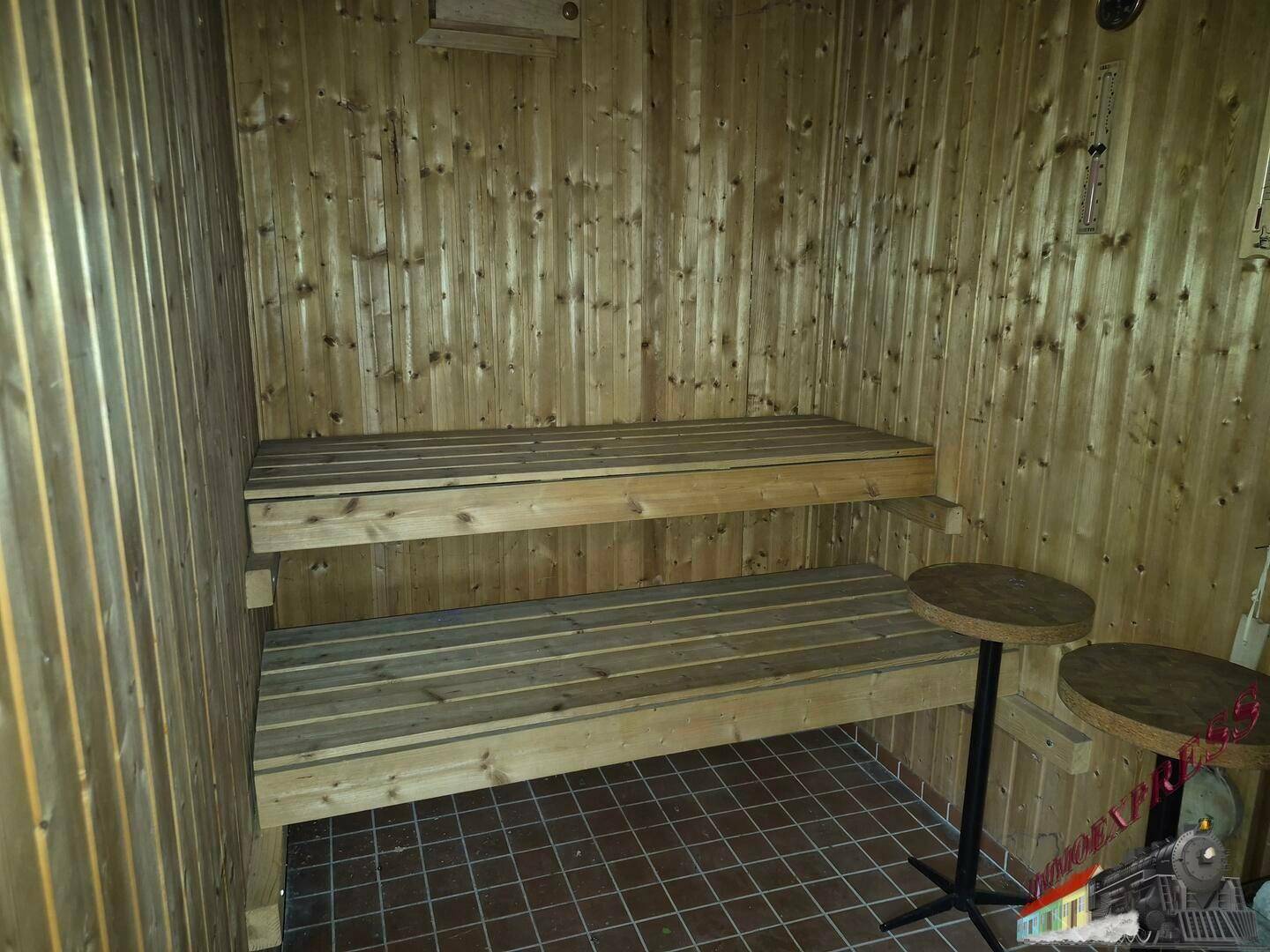 Gemütliche Holzsauna mit zwei Bänken und traditionellen Holzwänden für Entspannung.