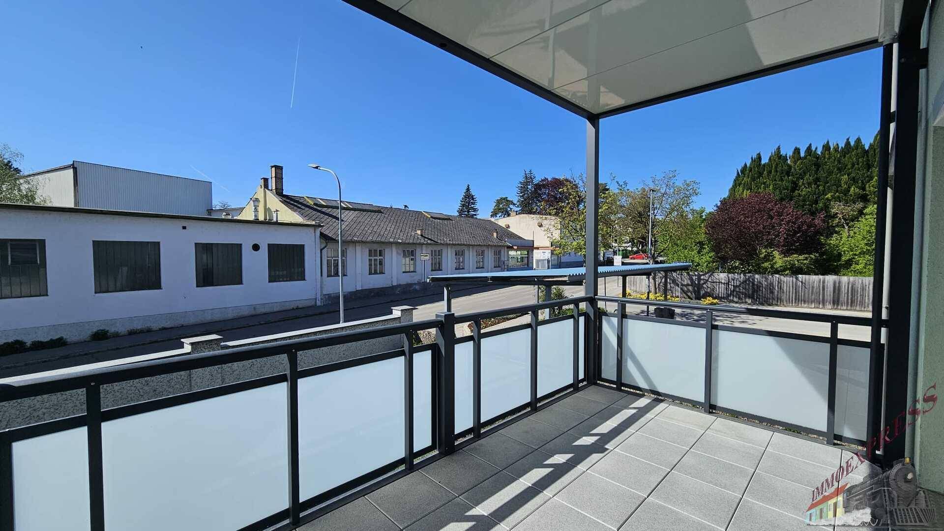 Sonniger Balkon mit Blick auf die Umgebung und viel Platz für Entspannung.