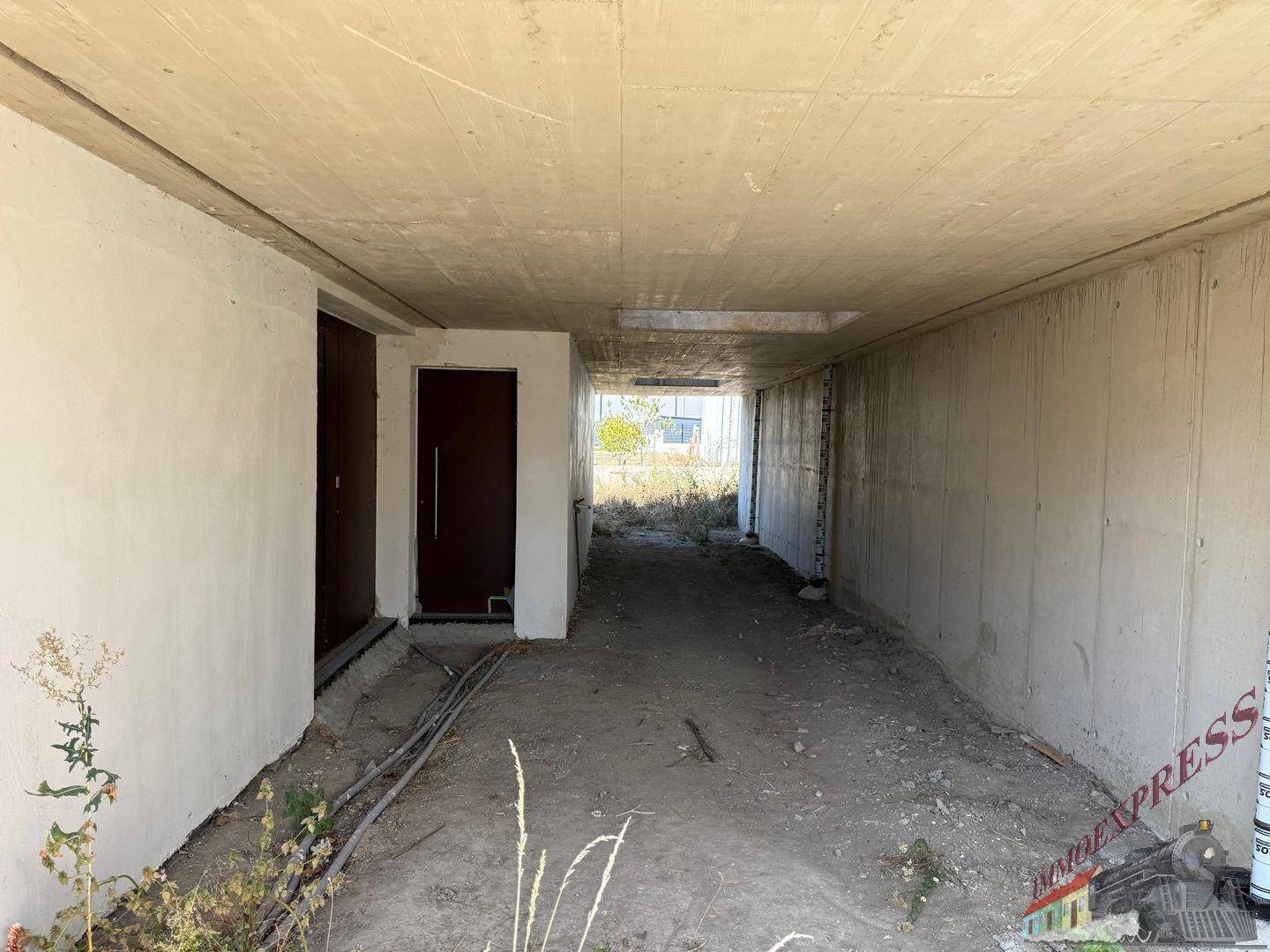 Geräumiger Untergeschossbereich im Rohbau, ideal als Garage oder Abstellfläche nutzbar.