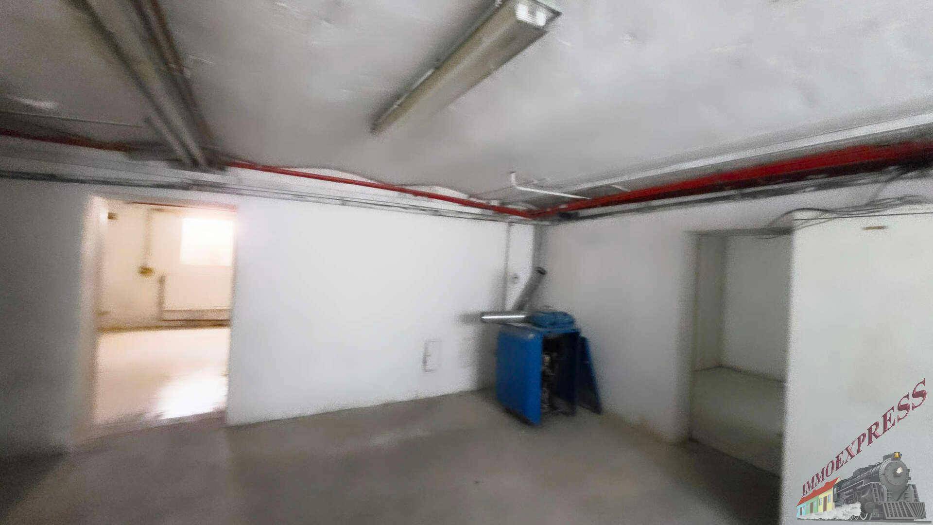 Kellerraum mit Betonboden und einer Heizungsanlage, ideal als Technikraum.