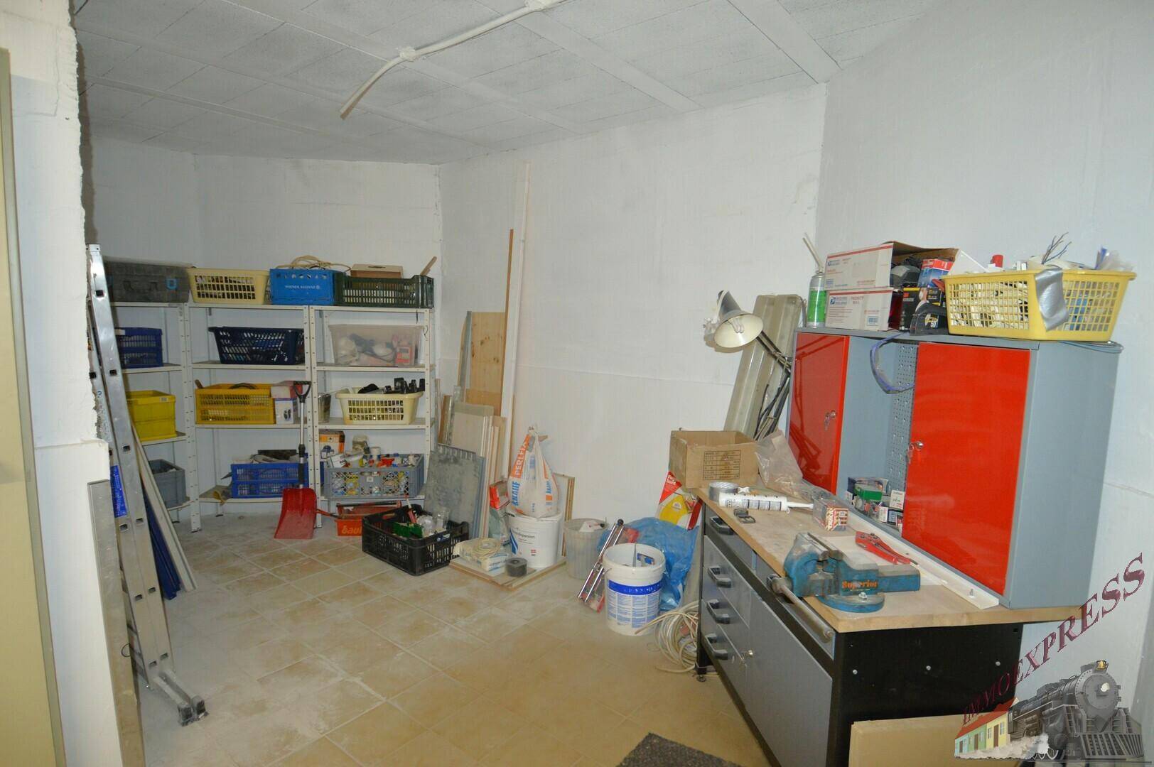 Kellerraum als Werkstatt genutzt, mit Regalen, Werkbank und verschiedenen Materialien für Projekte.