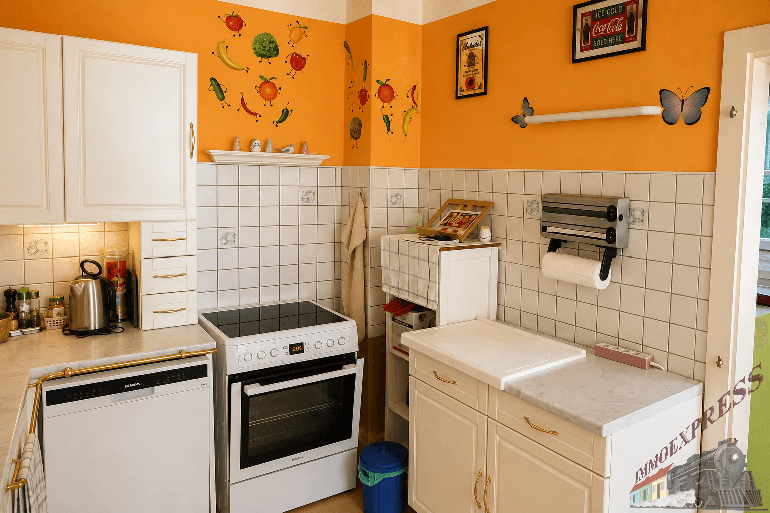 Küche mit weißen Schränken, Elektroherd und verspielter Wanddekoration in Orange.