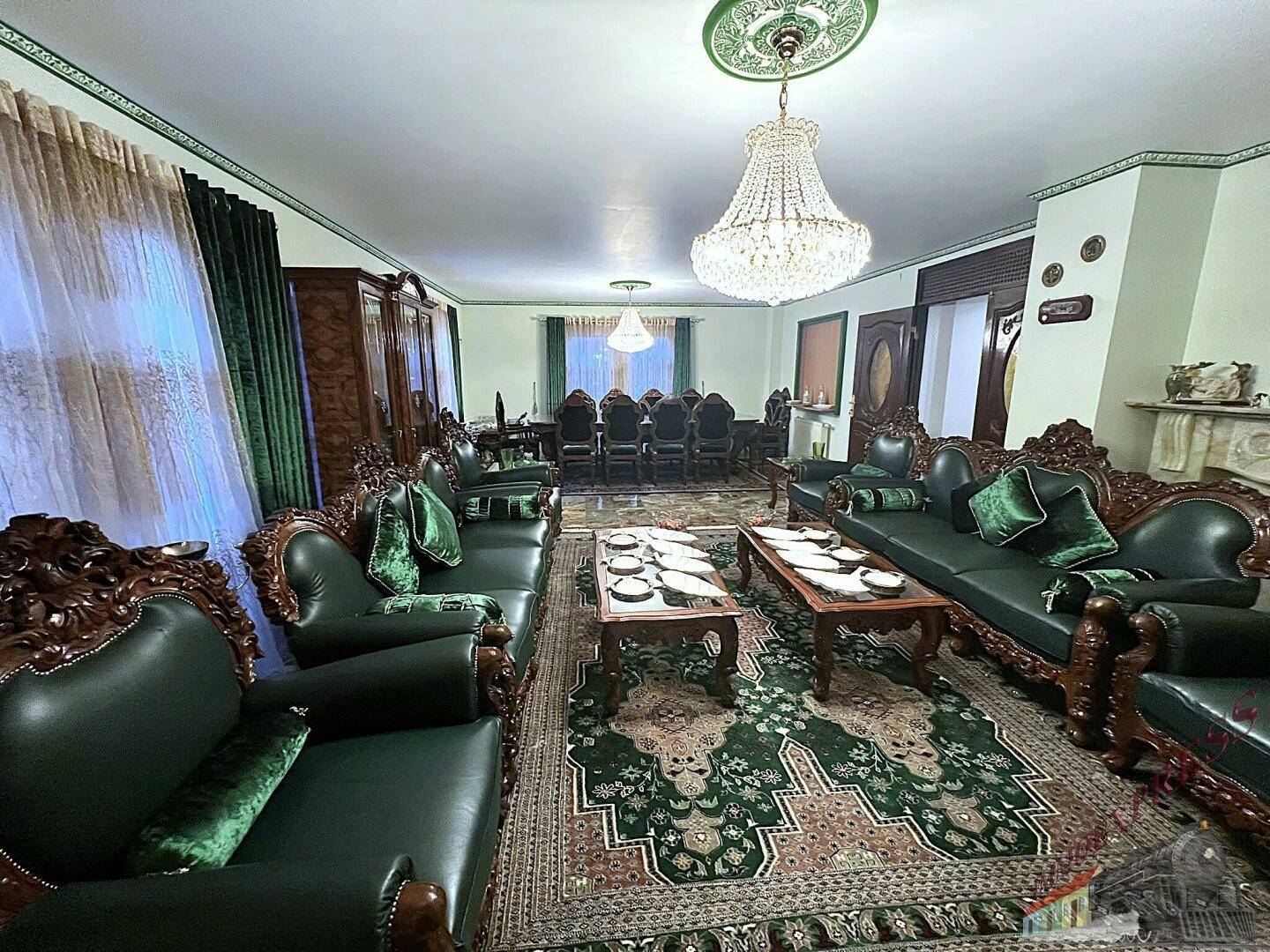 Großzügiger Wohn- und Essbereich mit opulenten Möbeln, Kronleuchtern und traditionellen Teppichen.