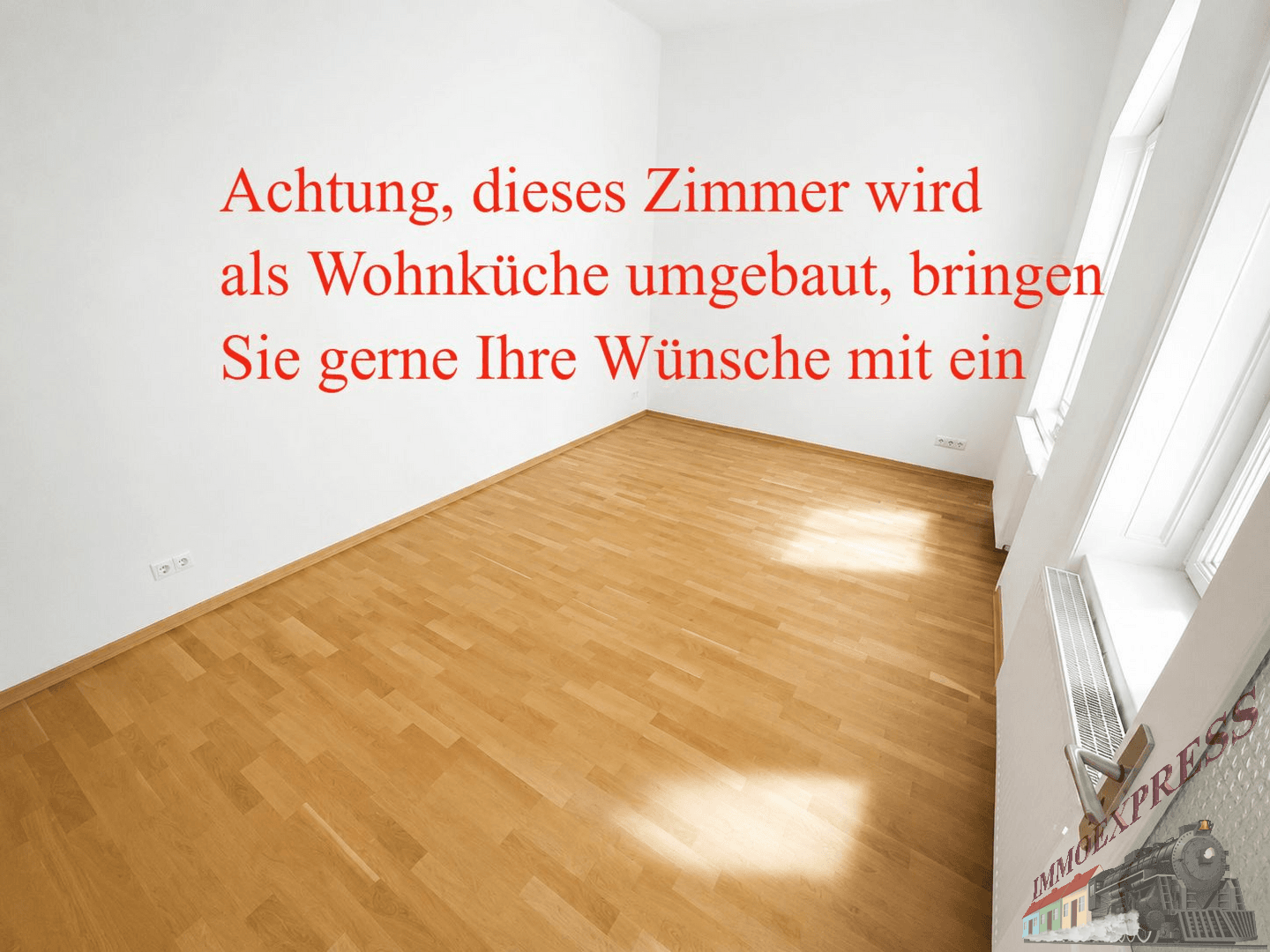 Leerer Raum mit Parkettboden und Fenstern, vorgesehen für den Umbau zu einer Wohnküche.