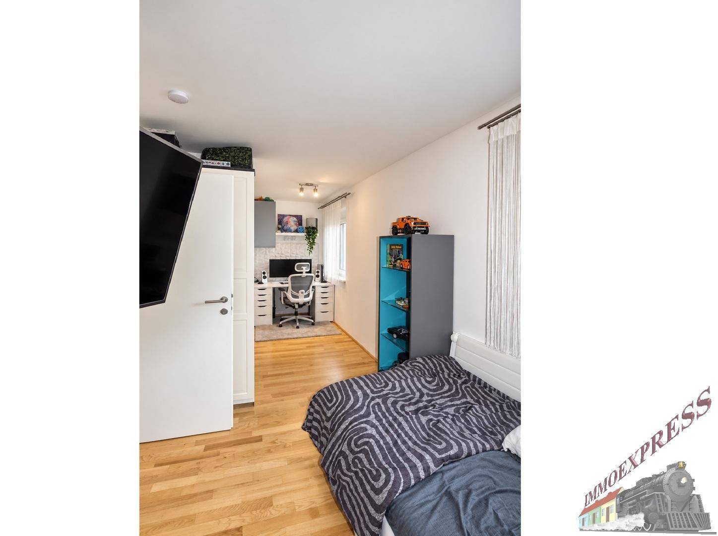 Schlafzimmer mit Bett, Schreibtisch und Stauraum, ideal als Jugendzimmer oder Büro.