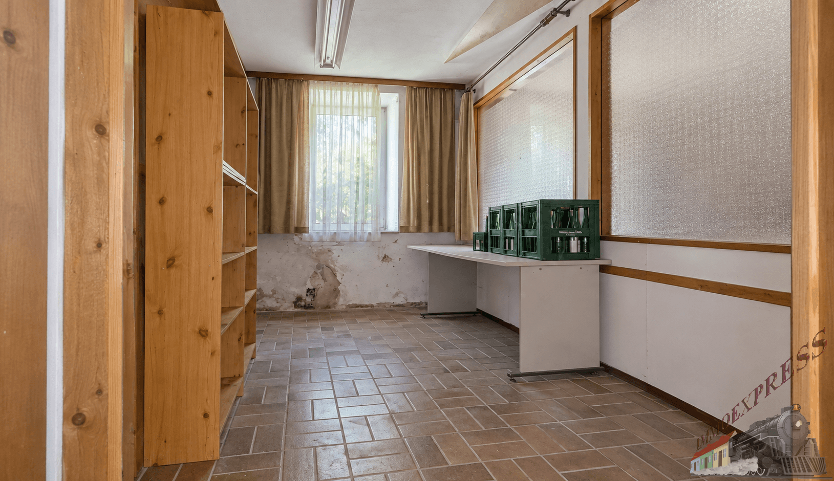 Nutzraum mit Fliesenboden, Fenster und Holzregalen, ideal für Lagerung oder Werkstatt.