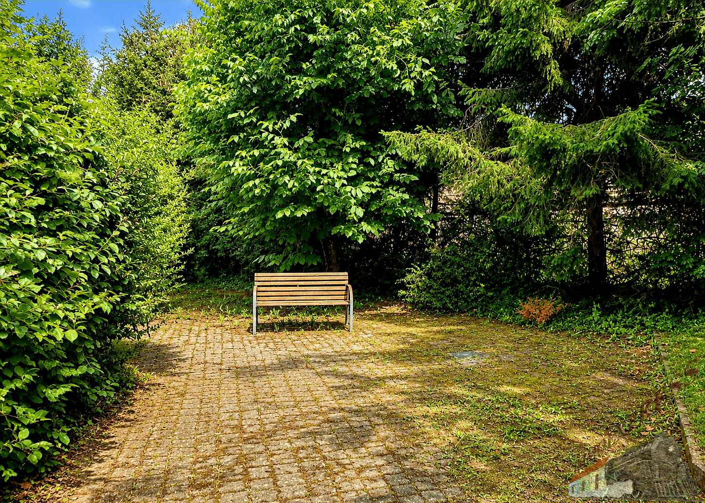 Ruhiger Gartenbereich mit einer Holzbank und gepflastertem Weg, umgeben von Bäumen.