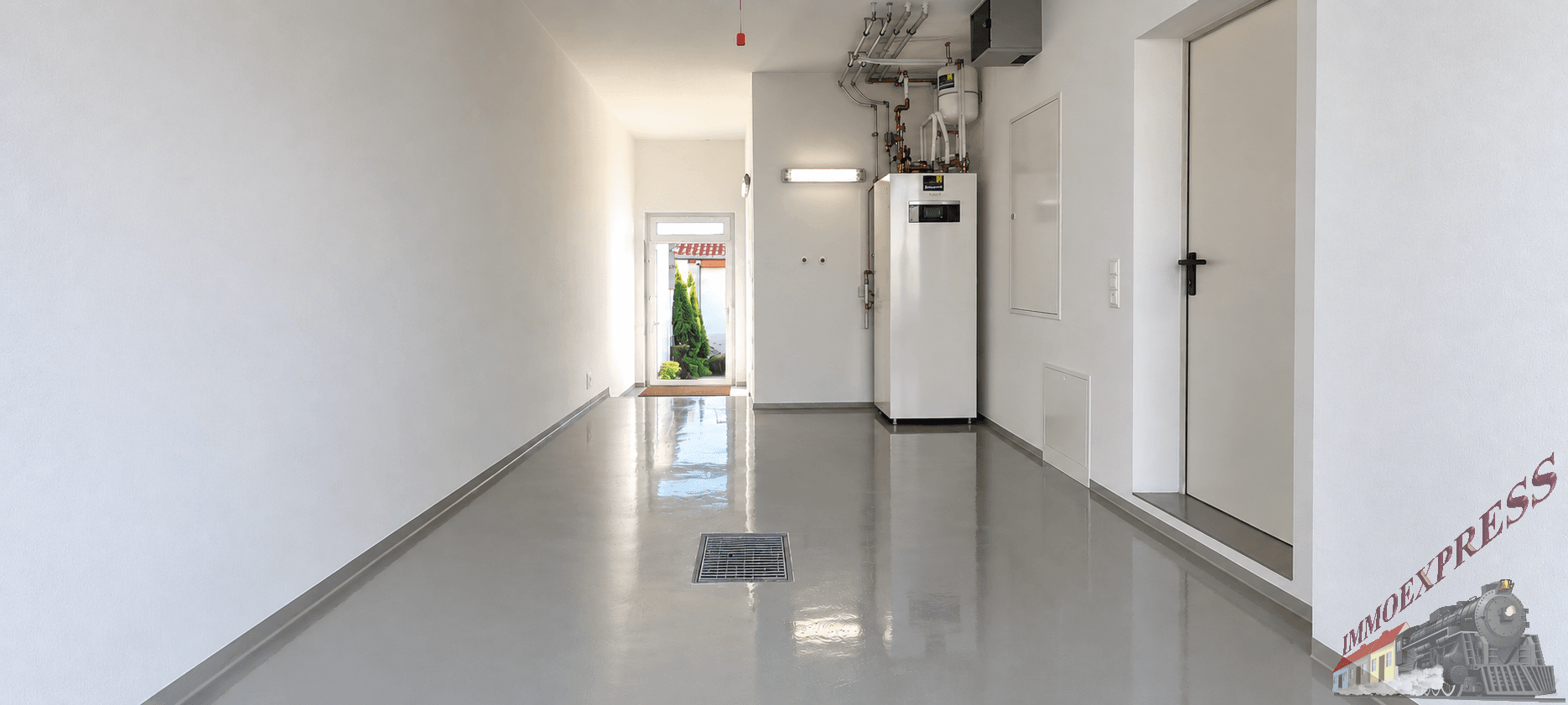 Geräumiger Hauswirtschaftsraum mit Wärmepumpe und Zugang zum Außenbereich.
