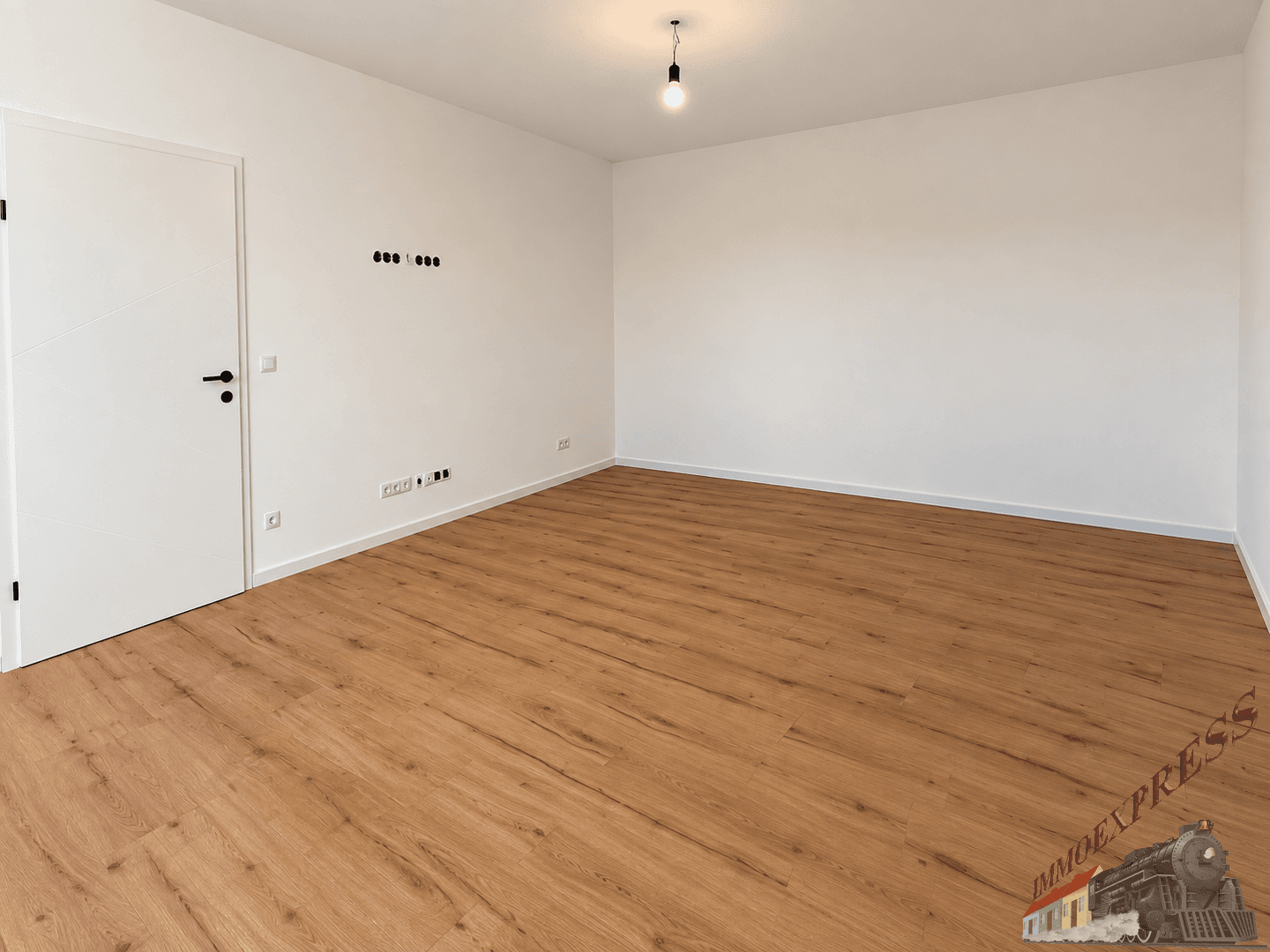 Helles, leeres Zimmer mit Laminatboden und weiß gestrichenen Wänden, bereit zur individuellen Gestaltung.