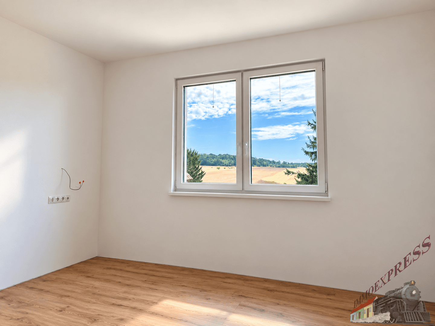 Helles Zimmer mit weitem Blick über Felder und Landschaft, ideal als Schlaf- oder Arbeitszimmer.