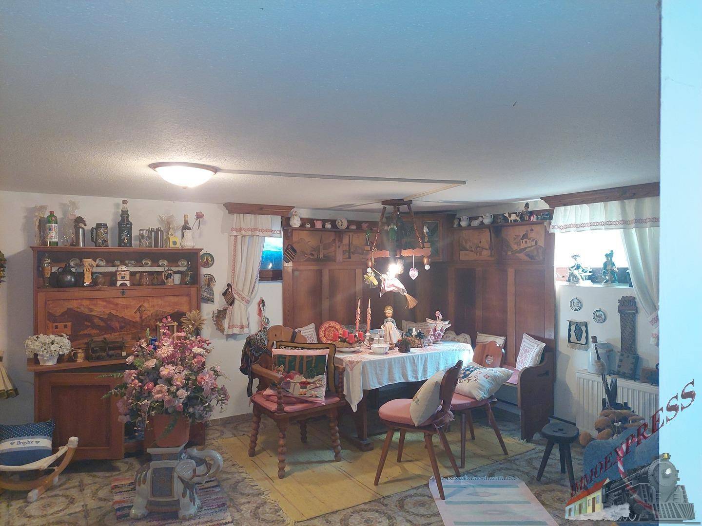 Gemütlicher Wohnbereich im Untergeschoss mit Holzvertäfelung und traditioneller Einrichtung.