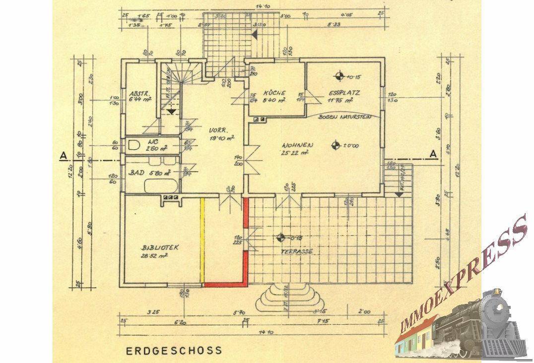 Grundriss des Erdgeschosses mit Küche, Wohnzimmer, Essplatz, Bibliothek und Terrasse.