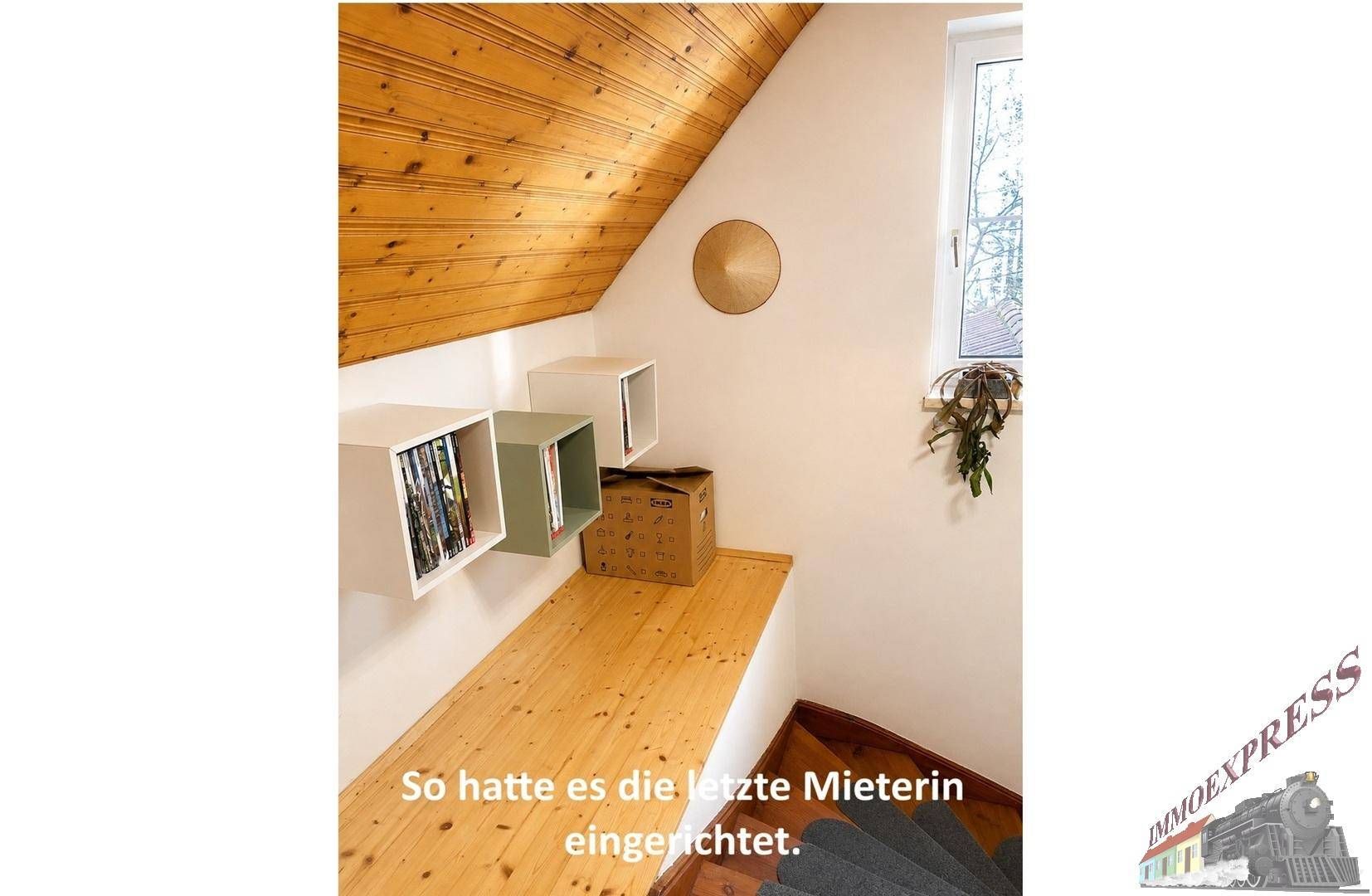 Kleiner Bereich mit Holzregal und schräger Holzpaneeldecke, eingerichtet von der Vormieterin.