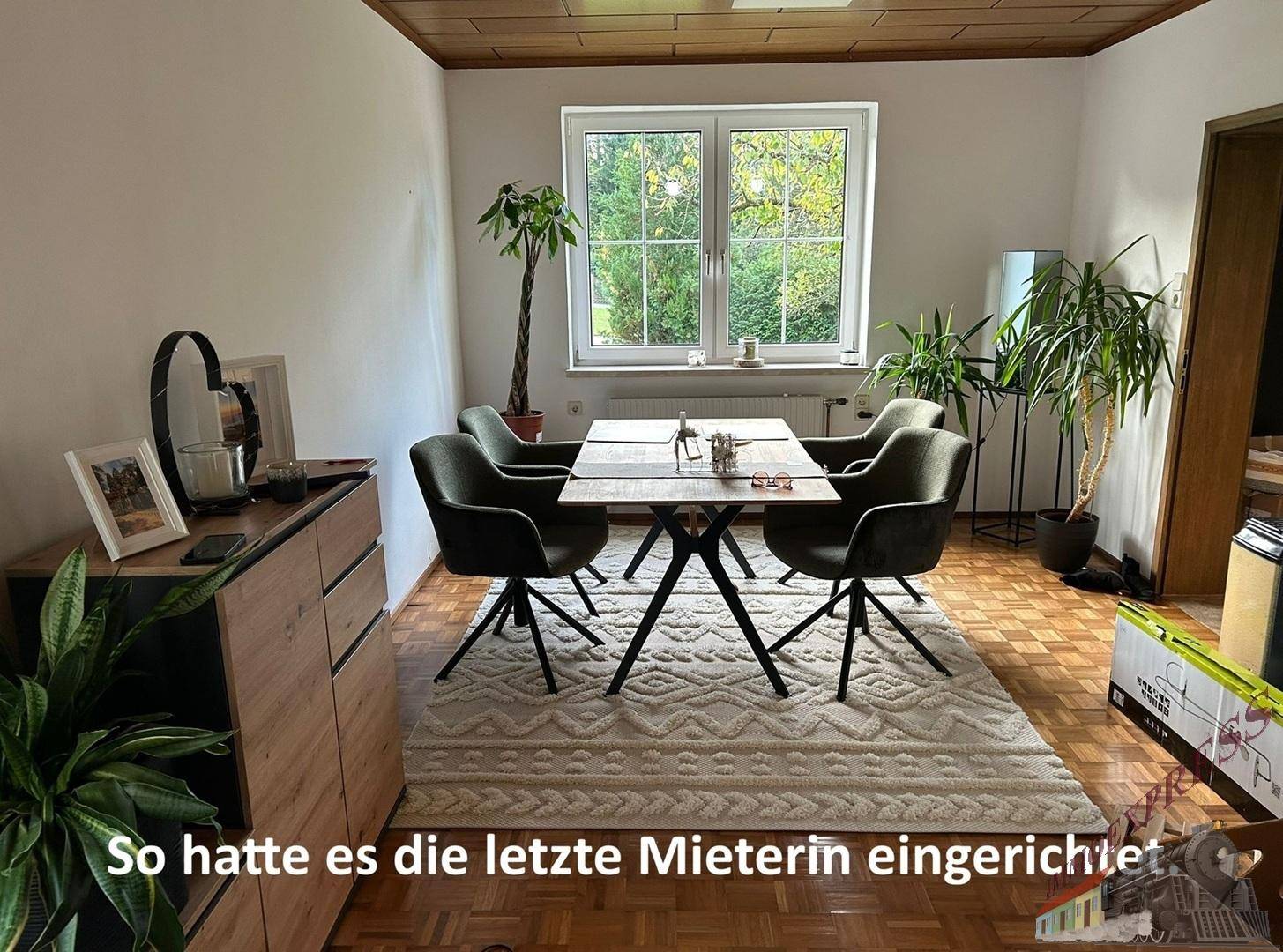 Gemütlicher Essbereich, eingerichtet von der Vormieterin, mit Esstisch, Stühlen und Pflanzen.